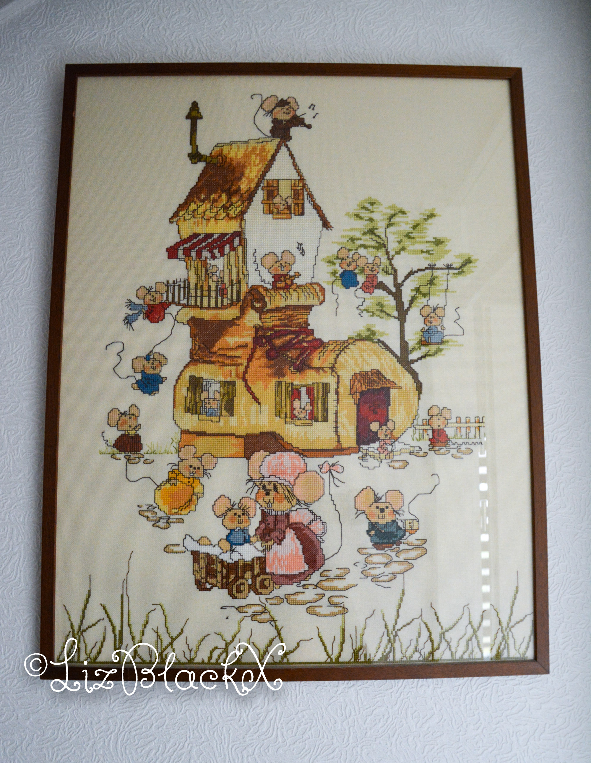 Cross-stitch work of house with mice

Copyright Liz BlackX