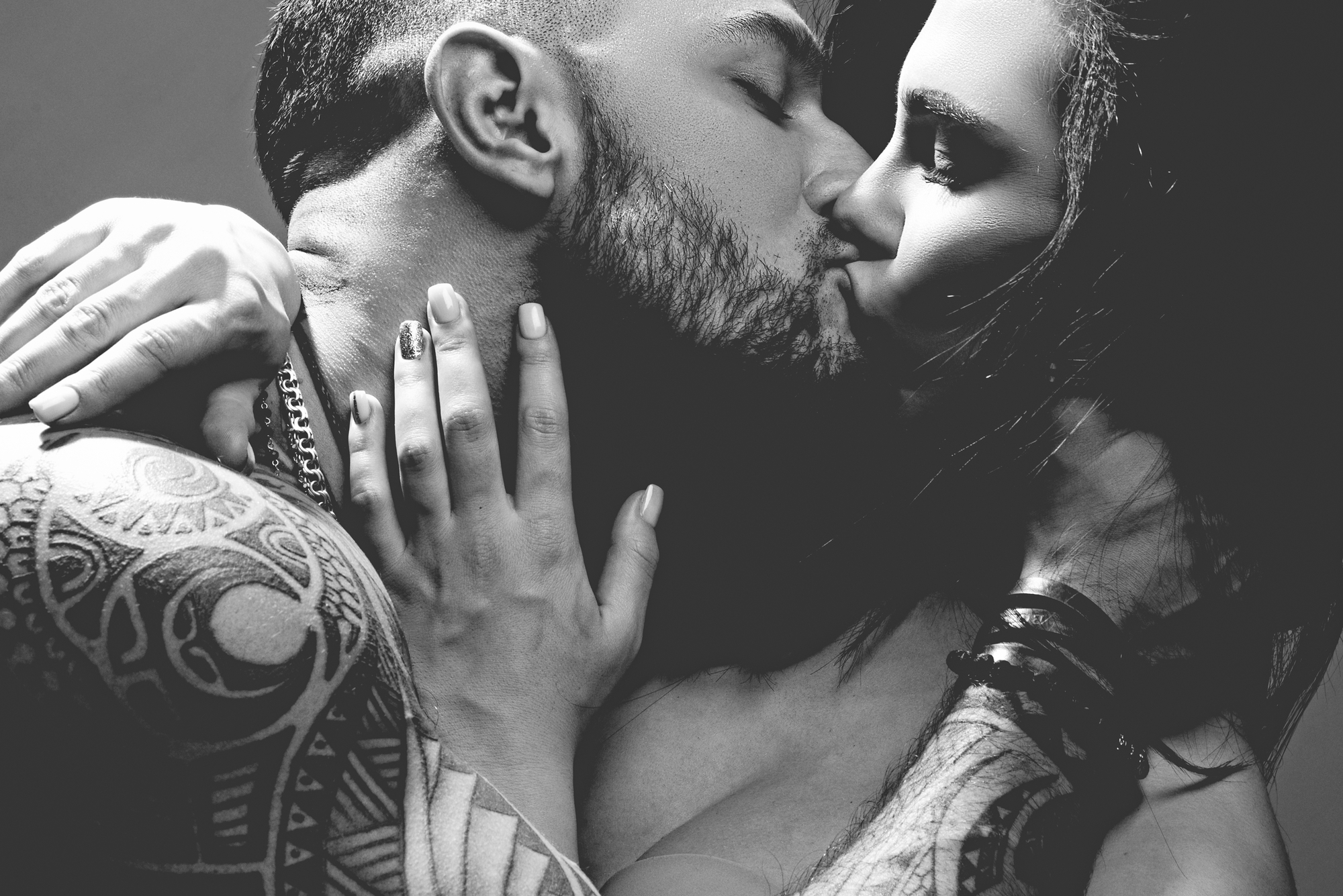 Man and woman kissing - Picture from Depositphotos.com