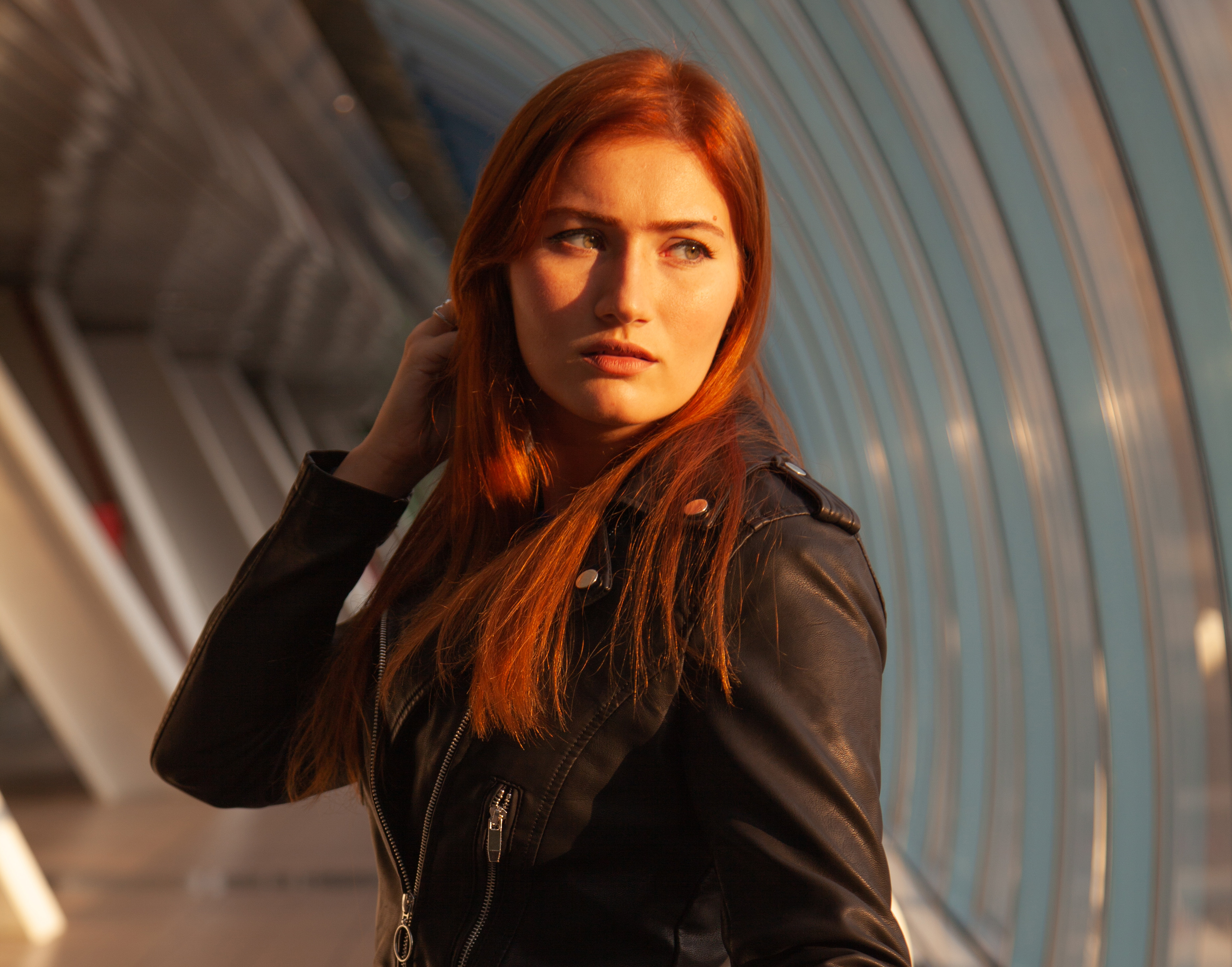 Red-haired woman staring into the distance - Picture from Depositphotos.com